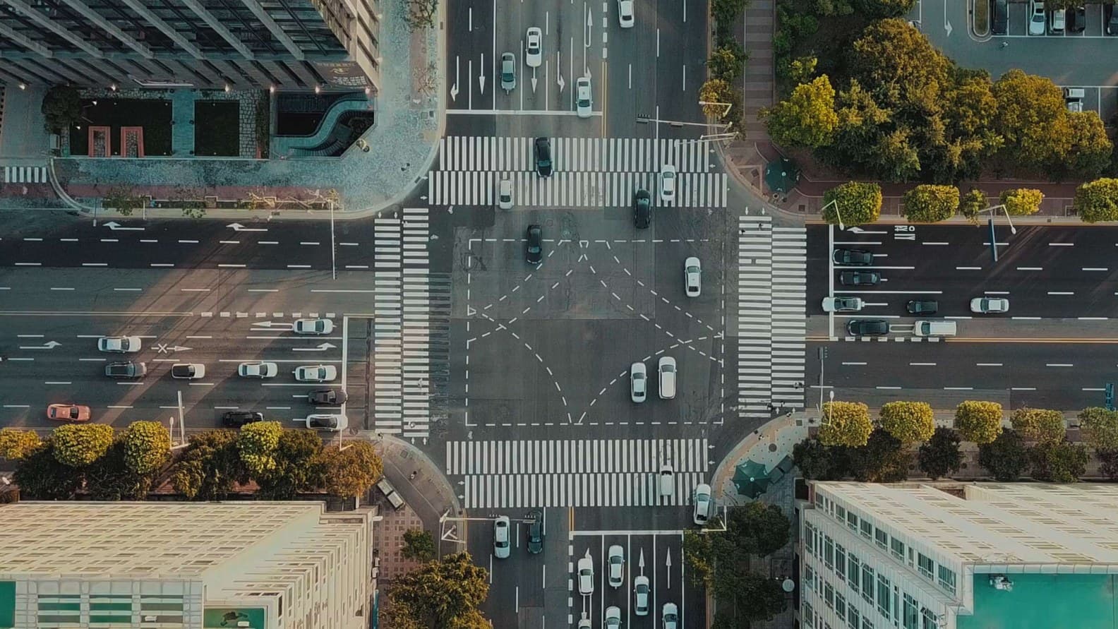צילום אווירי של צומת עירוני עם מעברי חצייה, כבישים ובניינים - תכנון עירוני בפועל